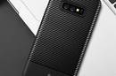 Crong Prestige Carbon Cover - Etui Samsung Galaxy S10e (czarny) - zdjęcie 3